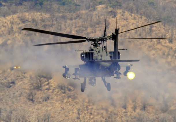 Máy bay trực thăng Apache phóng tên lửa trong cuộc diễn tập liên hợp "Key Resolve" năm 2010 giữa Hàn-Mỹ